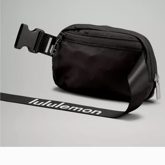 Lululemon Athletica Everywhere  Belt Bag 1L Black/White Strap - Picture 4 of 10